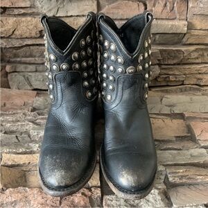 FRYE Jenna Disc Short Boots Black Distressed Leather Rivet Accent  Size 7 US